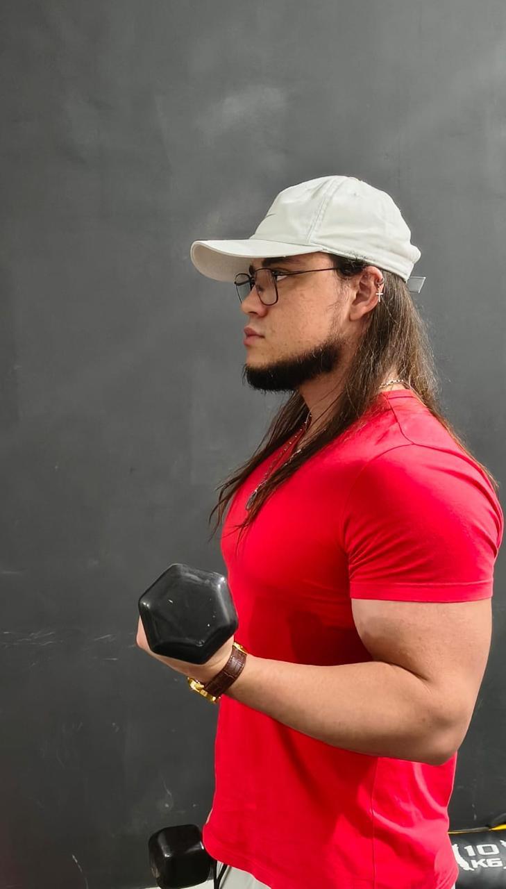 Maycon Fernandes durante treino com halter